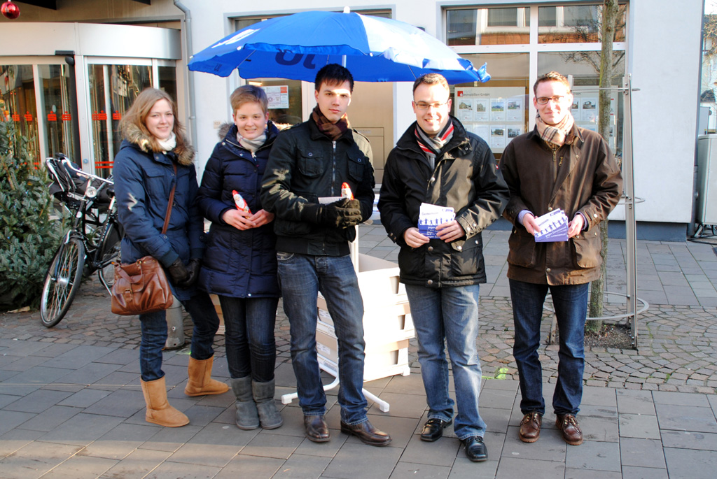 JU-Mitglieder beim Aktionsstand in der Bocholter Innenstadt JU-Mitglieder beim Aktionsstand in der Bocholter Innenstadt